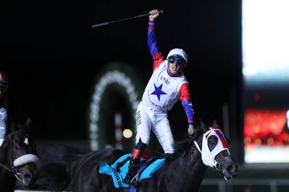 Federico Píriz se para en los estribos de Girona Fever, tras ganarle a Labrado por una cabeza en Palermo.