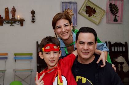 Federico, quien le da voz a Pablo, junto a sus padres en su casa de Cali, Colombia.