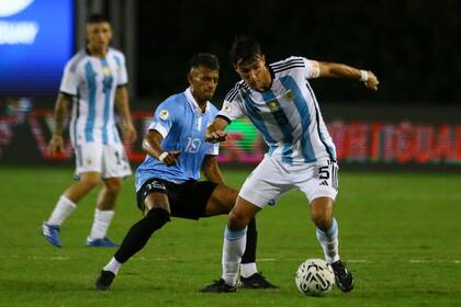 Federico Redondo, capitán de Argentina, domina la pelota ante el delantero Luciano Rodríguez, pretendido por River
