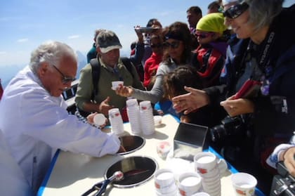 Federico, sirviendo helado en su región de Italia.