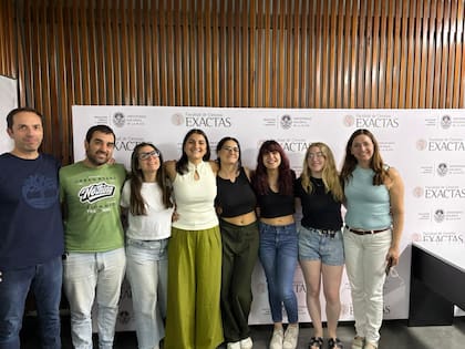 Federico Sisti (izq) junto a su equipo del Instituto de Biotecnología y Biología Molecular en la Facultad de Ciencias Exactas de la Universidad Nacional de La Plata