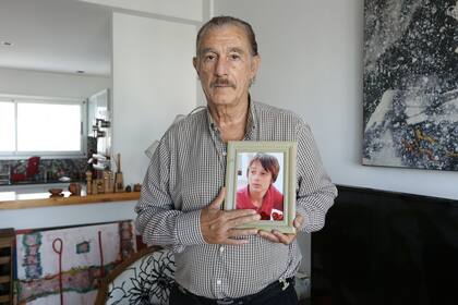 Federico Storani muestra una foto de su hijo Manuel, a 3 años de su muerte