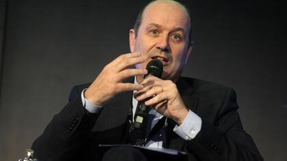 Federico Sturzenegger negó que la suba del dólar vaya a generar inflación y defendió la política fiscal