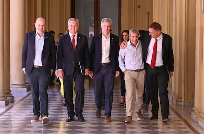 Federico Sturzenegger, Pablo Quirno, Santiago Bausili, Luis Caputo y Manuel Adorni, en la Casa Rosada.