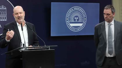 Celulares incautados, 200 invitados y controles extremos: Milei y Sturzenegger celebraron las desregulaciones con un agasajo - Image 3