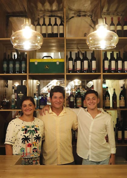 Federico Suaste, Ulises Suaste y Eliana Bodan en Las Golondrinas