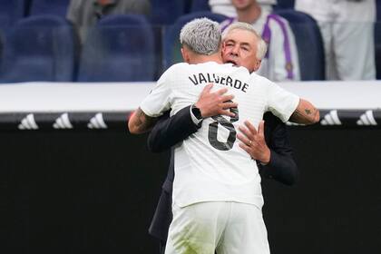 Federico Valverde celebra con el técnico Carlo Ancelotti tras anotar el primer gol del Real Madrid en el partido contra Valladolid en la Liga española 2024