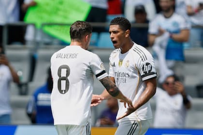 Federico Valverde y Jude Bellingham celebran el primer gol del Real Madrid, anotado por Bellingham, ante Pachuca en el Mundial de Clubes, el domingo 22 de junio de 2025, en Charlotte. (AP Foto/Nell Redmond)