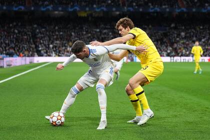 Federico Valverde y Marcos Alonso luchan por la pelota durante el partido de Champions League que disputan Chelsea y Real Madrid