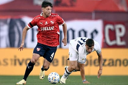 Federico Vera, lateral derecho de Independiente, se le va a Santino Primante