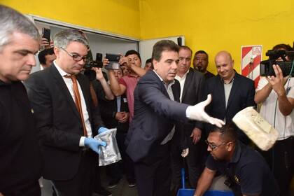 Federico Villena y el exministro de Seguridad bonaerense Cristian Ritondo, durante una quema de estupefacientes en 2018