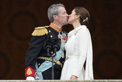 Federico X y Mary de Dinamarca fueron ovacionados por sus gestos de amor, especialmente cuando se besaron en el balcón del Castillo de Christiansborg.