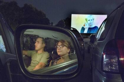 Federico y Clara, atentos al film Julieta; al terminar la proyección, el público celebró la iniciativa