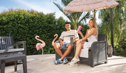 Federico y Florencia aprovechan su último día juntos. A la mañana siguiente, él partiría rumbo a Melbourne para competir en el Australian Open. “Cuando las giras son largas, ella me acompaña en algunos tramos para poder sostener su trabajo y su vida en Buenos Aires”, cuenta el jugador, quien en junio pasado le propuso matrimonio durante un viaje a Suecia.
