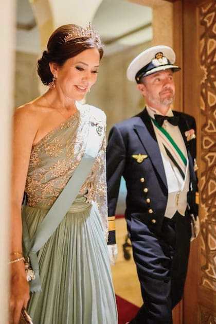 Federico y Mary de Dinamarca. Ella, espléndida con un traje de Jesper Høvring y una tiara de oro y plata, que compró en 2012 en una subasta.