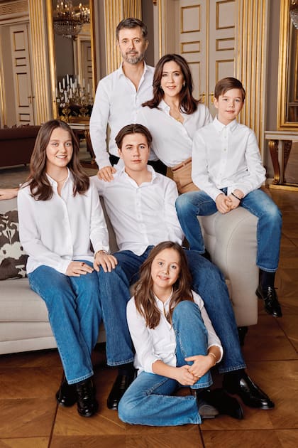 Federico y Mary junto a sus herederos, Christian, Isabella y los mellizos, Vicent y Josephine, de 11 años, se fotografiaron en jeans y camisa blanca cuando Mary cumplió 50 años, el 5 de febrero pasado.