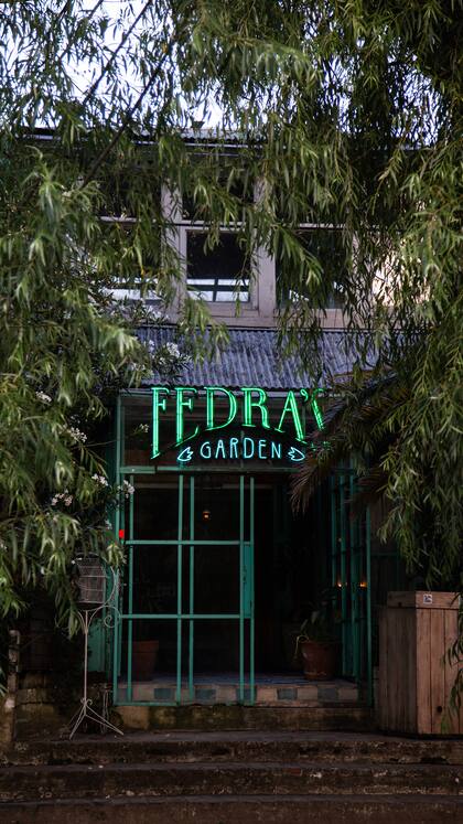 Fedra's invita a disfrutar lo mejor de la coctelería en un ambiente de verde exuberante y a pasos del río