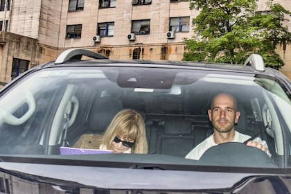 Feijoo y su madre saliendo de Comodoro Py