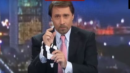 Feinmann con su pañuelo a rayas