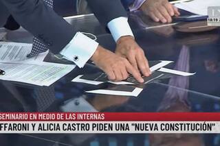 El traspié de Feinmann en vivo: rompió una hoja que necesitaba y tuvo que rearmarla