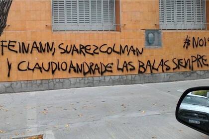 "Feinmann, Suárez Colman y Claudio Andrade, las balas siempre vuelven", dice el grafiti intimidatorio pintado en una pared de General Roca, en Río Negro