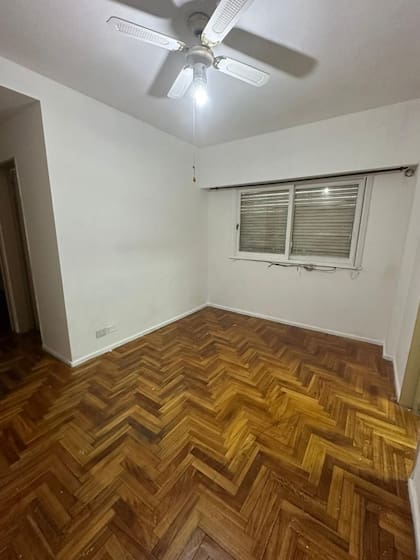 Felices de haber comprado el departamento para sus hijos, pero sabiendo que había que ponerle mucho amor. Atención a la puerta que apenas se divisa a la derecha, se viene el cambio.