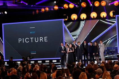 Felices. El elenco de Boyhood sube a recibir el máximo premio de la noche