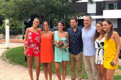 Felices en el civil de Juan, el primogénito de Gloria y Martín. Su hijo se casó con Mili, un evento inolvidable que colmó de alegría a la familia.