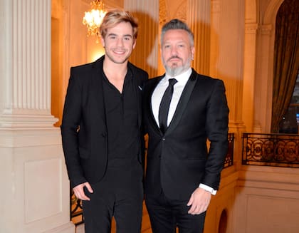 Felices. Fernando Dente y el productor Diego Kolankowsky estuvieron en la embajada de los Estados Unidos celebrando el nuevo desembarco del musical de Broadway Spring Awakening