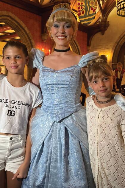 Felices, Francesca e Isabella se sacaron fotos con varias princesas.