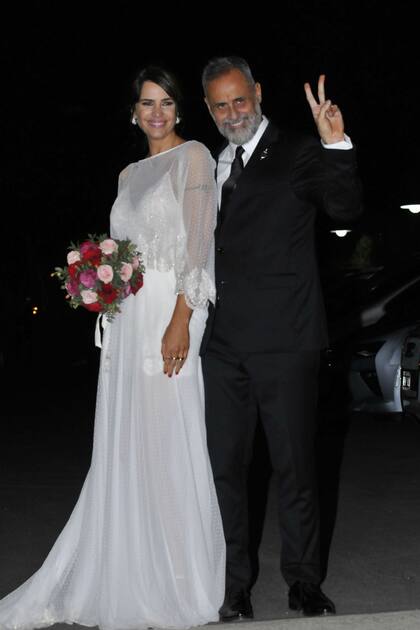 Felices, Jorge y Romina saludaron a los fotógrafos que esperaban en la puerta del salón
