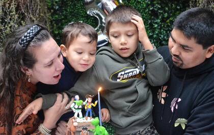 Felices los 4: Neki, Cristian, Román y Valentín.