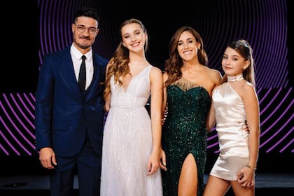 Felices los cuatro. Jeremías, Antonia, Soledad y la menor de sus hijas, Regina, en el posado de recuerdo para el álbum. La cantante estuvo detrás de cada detalle de la organización y todo salió perfecto.