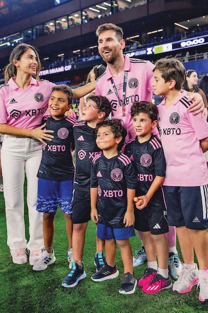 Felices, los Messi después del campeonato obtenido en la Leagues Cup el pasado 19 de agosto. En el centro del estadio Geodis Park, la pareja posa con sus hijos, Thiago, Mateo y Ciro, y los hijos de Lucas Scaglia, el primo de Antonela.