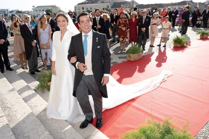 Felices, los recién casados al término de la ceremonia religiosa oficiada por el cardenal Manuel José do Nascimento Clemente.
