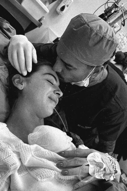 Felices los tres. El cantante colombiano besa en la frente a Susana Gómez, su pareja, mientras ella sostiene sobre su pecho a su bebita recién nacida.