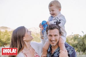 Felices los tres. En los hombros de papá, el homenajeado le sonríe a mamá, que le devuelve una mirada cargada de ternura.