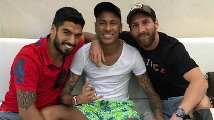 Felices los tres: Neymar se reencontró ayer con Suárez y Messi