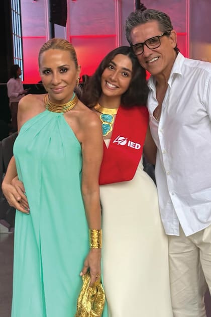 Felices los tres, posan a pura sonrisa.
