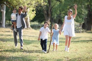Felices, Sebastián y Juana junto a sus hijos después de dar el "sí, quiero".