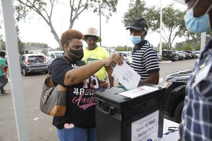 Emisión del voto por correo en una biblioteca pública en Tampa, Florida, en 2020