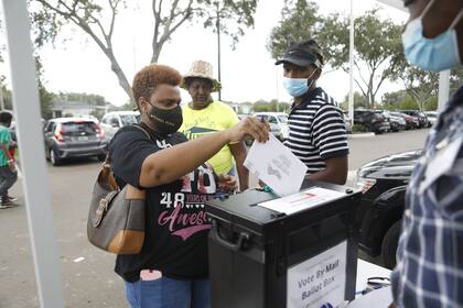 Felicia Bottom emite su voto por correo en una biblioteca pública en Tampa, Florida