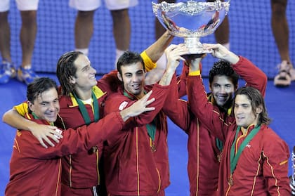 Feliciano, junto con Sánchez Vicario, Granollers, Verdasco y Ferrer, en la consagración con España en Mar del Plata 2008