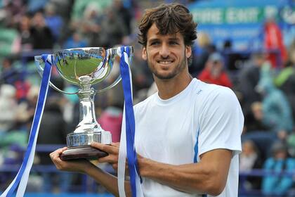 Feliciano López posando con el trofeo de Eastbourne