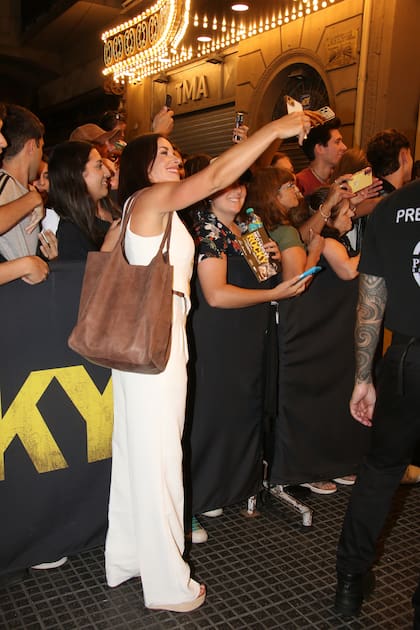 "Felicidad absoluta", expresó la actriz a través de sus redes sociales, a la vez que agradeció a sus padres por estar "siempre presentes". A la salida del teatro se sacó selfies con el público, que esperaba ansioso a los protagonistas