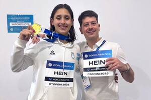 Felicidad dorada: la argentina Agostina Hein, de 17 años y campeona mundial junior en Rumania, junto con su entrenador, Sebastián Montero