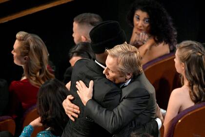 Felicitaciones: Viggo Mortensen abraza a su colega, Mahershala Ali, quien recibió el Oscar a mejor actor de reparto