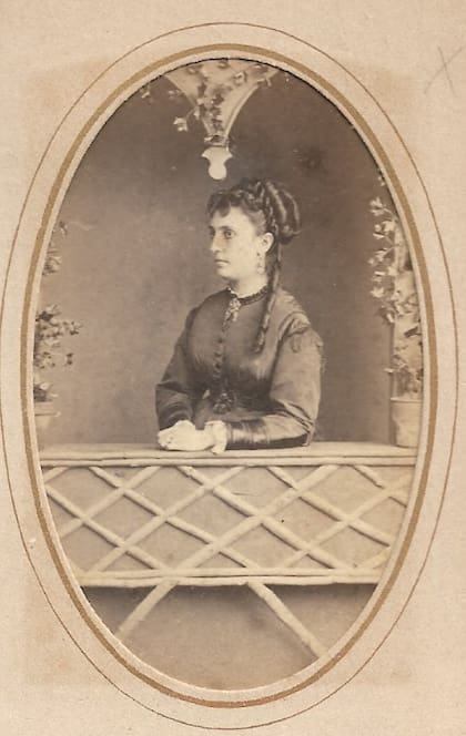 Felicitas Guerrero fue una de las mujeres más ricas y célebres de la sociedad argentina del siglo XIX. Nacida en una familia acomodada, heredó una gran fortuna tras la muerte de su esposo, Martín de Álzaga, con quien se casó muy joven. Su riqueza y belleza la convirtieron en una de las mujeres más codiciadas de Buenos Aires. Sin embargo, su vida terminó de manera trágica cuando fue asesinada por Enrique Ocampo, un pretendiente despechado, en 1872.