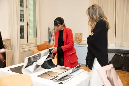 Felicitas Pizarro, muy atenta a las fotos. “Agustina me hizo el vestido de novia cuando me casé. No me podía perder este lanzamiento”, contó la reconocida cocinera.