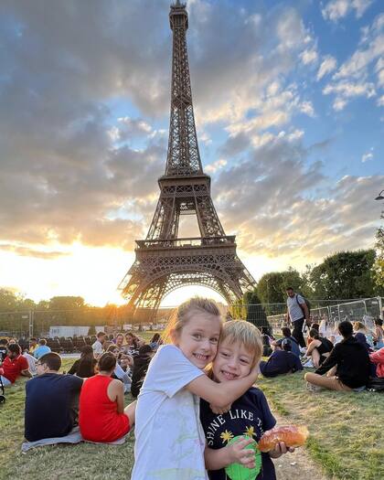 Felicitas y Lautaro posan con la Torre Eiffel de fondo.